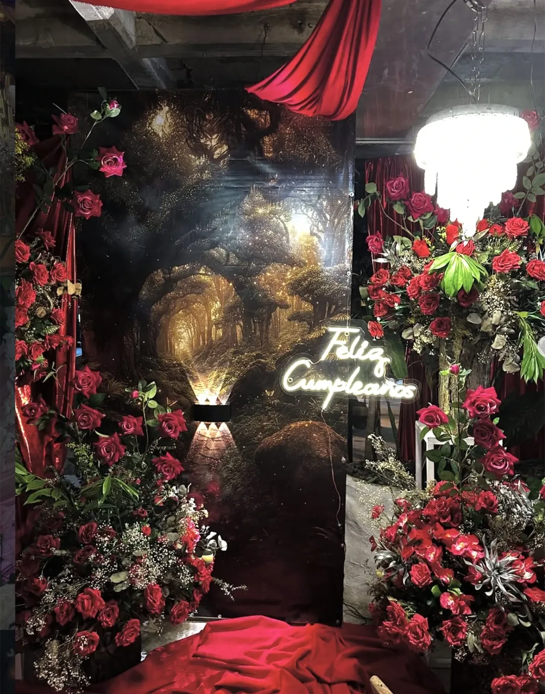 Mesa de cumpleaños decorada con rosas en Le Parché