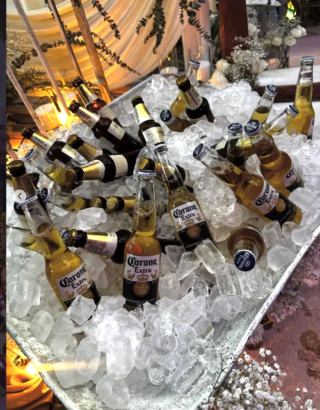 Brindis con cervezas en un evento corporativo en Le Parché